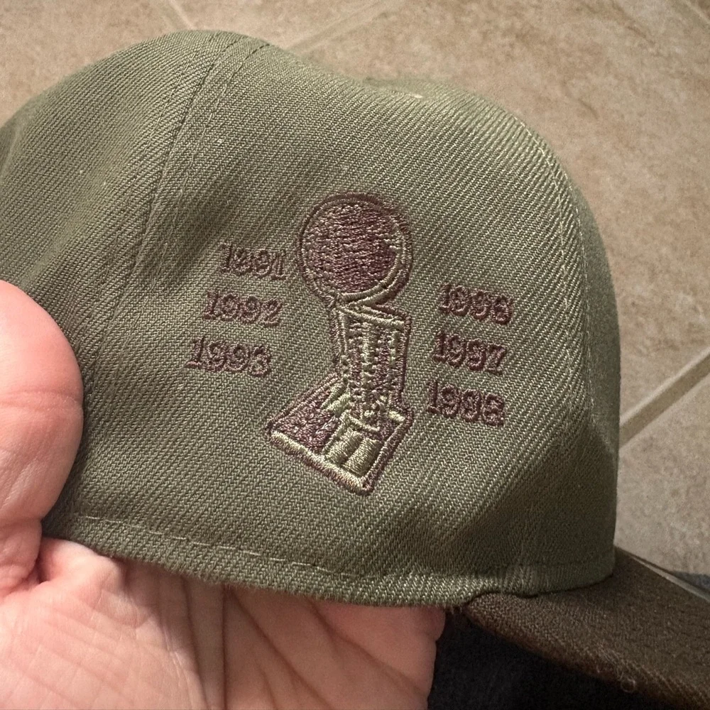 Men's New Era OSFM Olive Chicago Bulls 9FIFTY Snapback Hat with brown brim